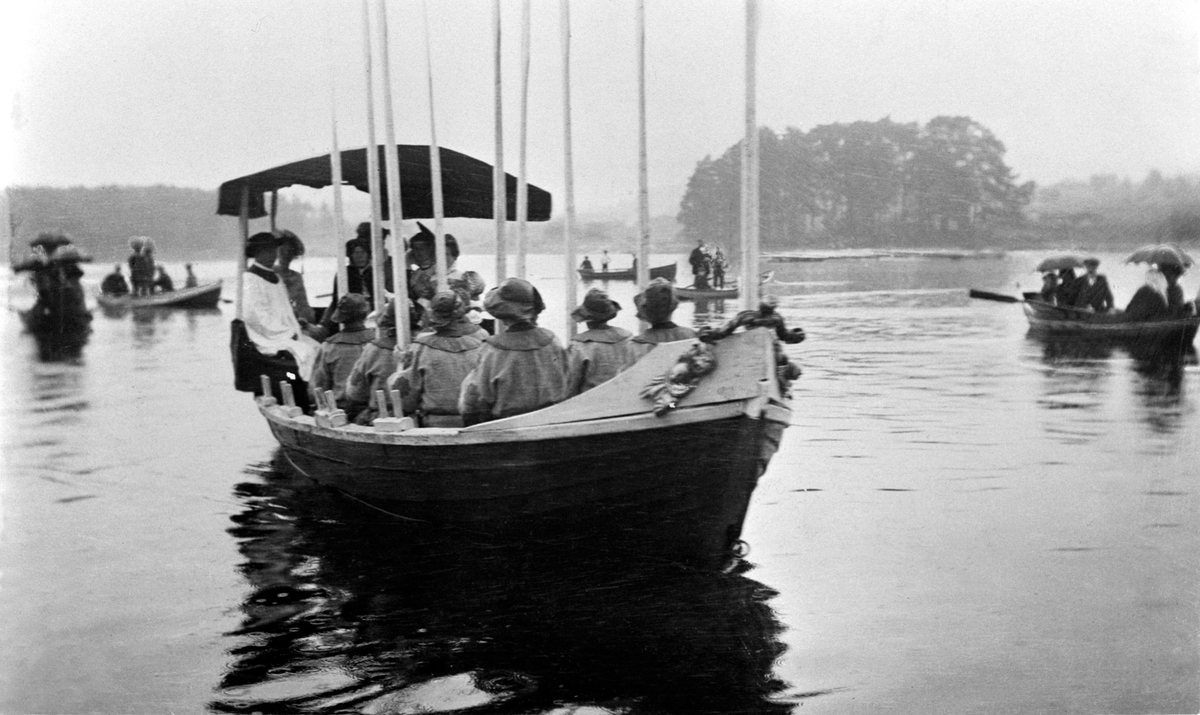 Rekonstruksjonen av Jomfru Karines båt med roere på Mjøsa