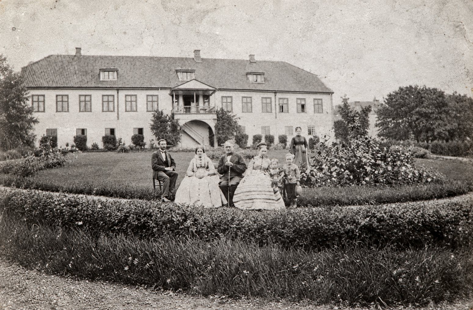 The Egeberg family in front of the main house