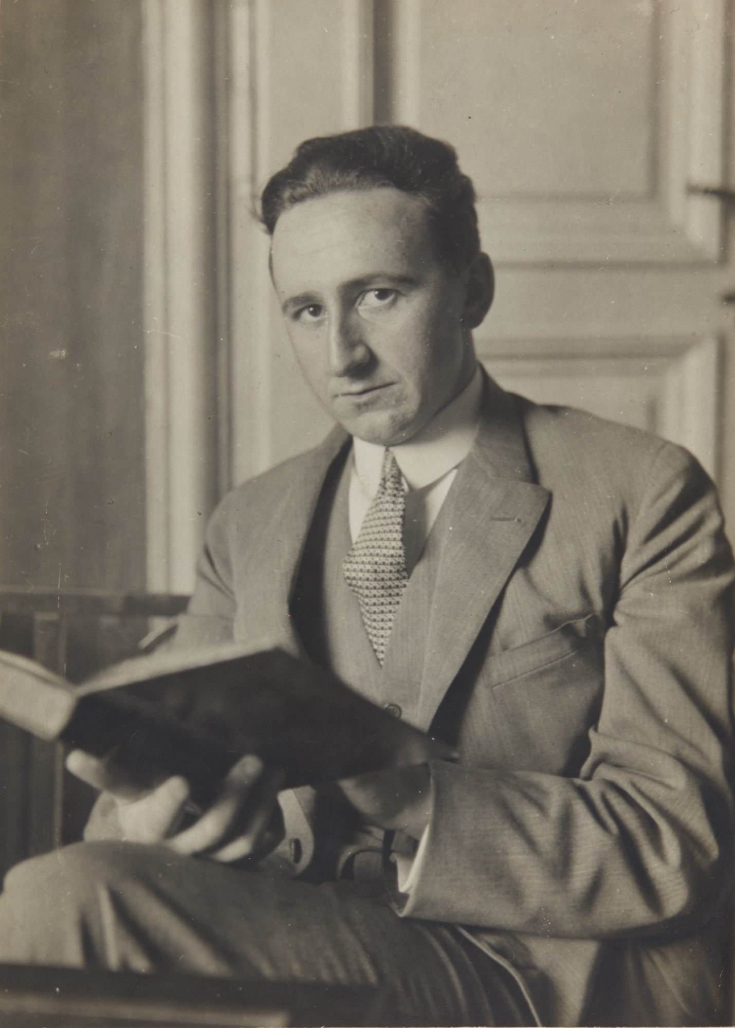 Portrett av Friedrich Hayek som ung økonom, med en bok i hånden