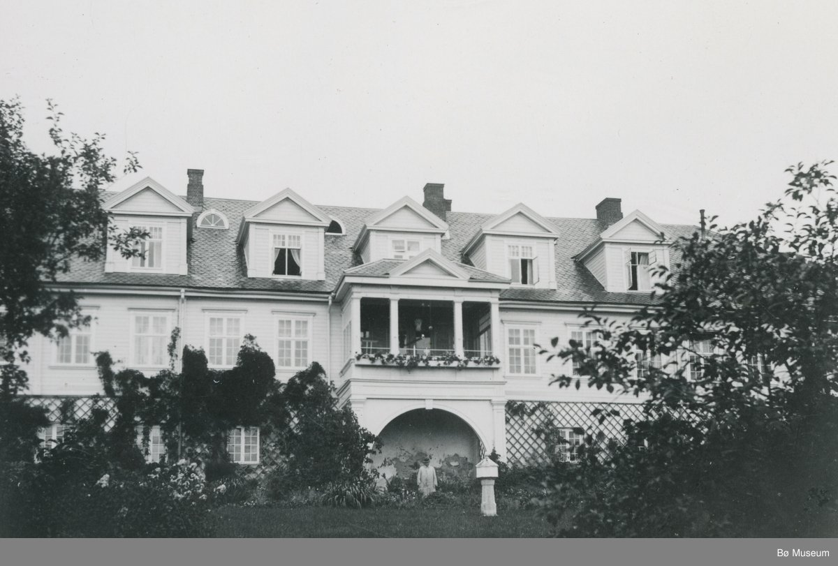 The main house facing Mjøsa