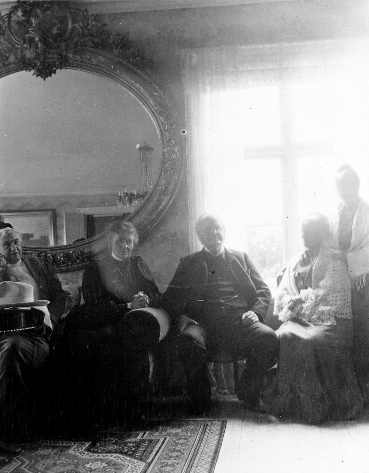 Storstuen med et av Paris-speilene, fotografert under Bjørnstjerne Bjørnsons besøk i 1907. Bjørnson sitter i midten.