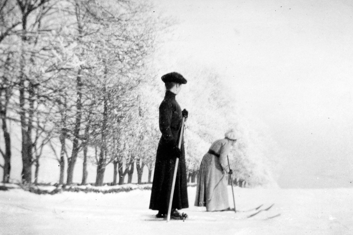 Skiing by the avenue
