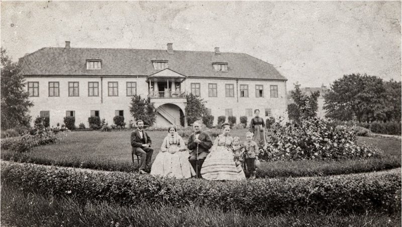 Familiegruppe foran hovedbygningen på 1800-tallet