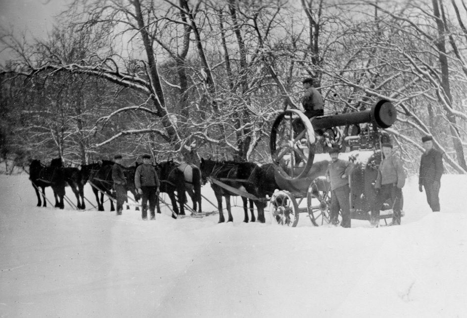 Lokomobilen trekkes av åtte hester gjennom snøen vinteren 1909–10.